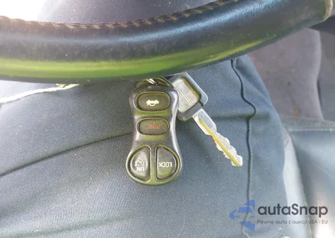 1995 Lincoln Town Car Signature/Spinnaker z USA, uszkodzony, nr VIN 1LNLM82W7SY684577